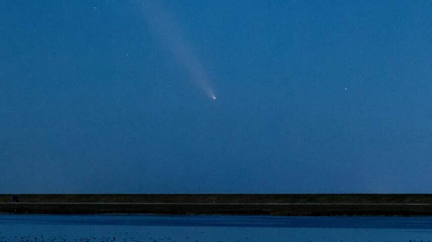 Timelapse toont hoe zeldzame komeet langs Nederland scheert