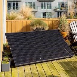 Brandgevaar door balkonzonnepaneel met stekker: 'Dit kan echt misgaan'