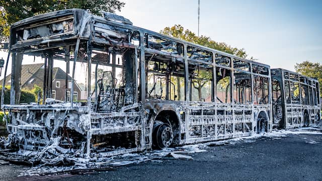 Video | Lijnbus brandt volledig uit in Drenthe