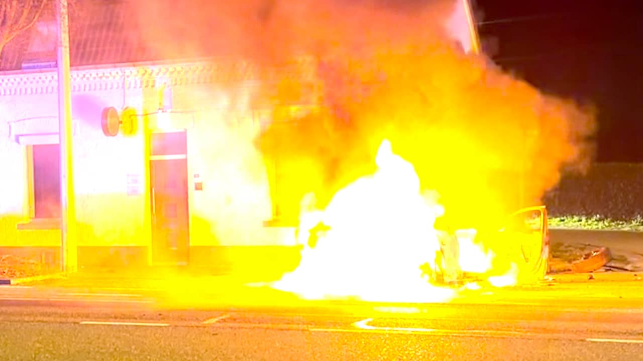 Video | Auto brandt uit door botsing tegen huis na achtervolging bij Maastricht