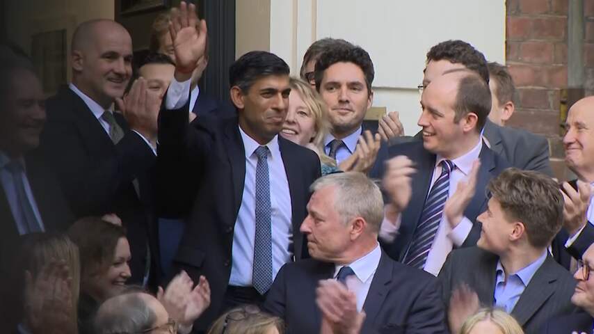 Partijgenoten onthalen nieuwe Britse premier Sunak met applaus
