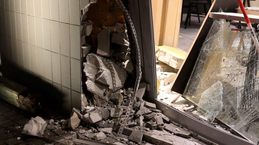 Raam van KFC in Apeldoorn aan gort door uitparkerende auto