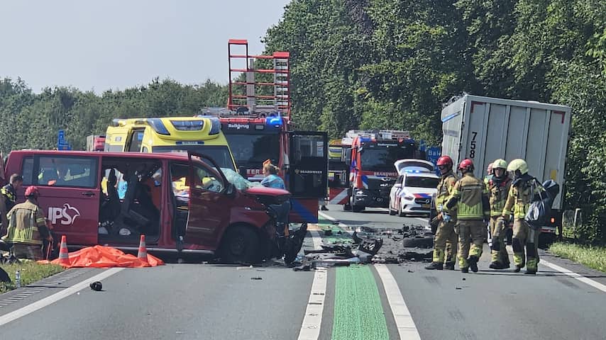 Dode en zes zwaargewonden bij ongeluk met busje en vrachtwagen in Overijssel