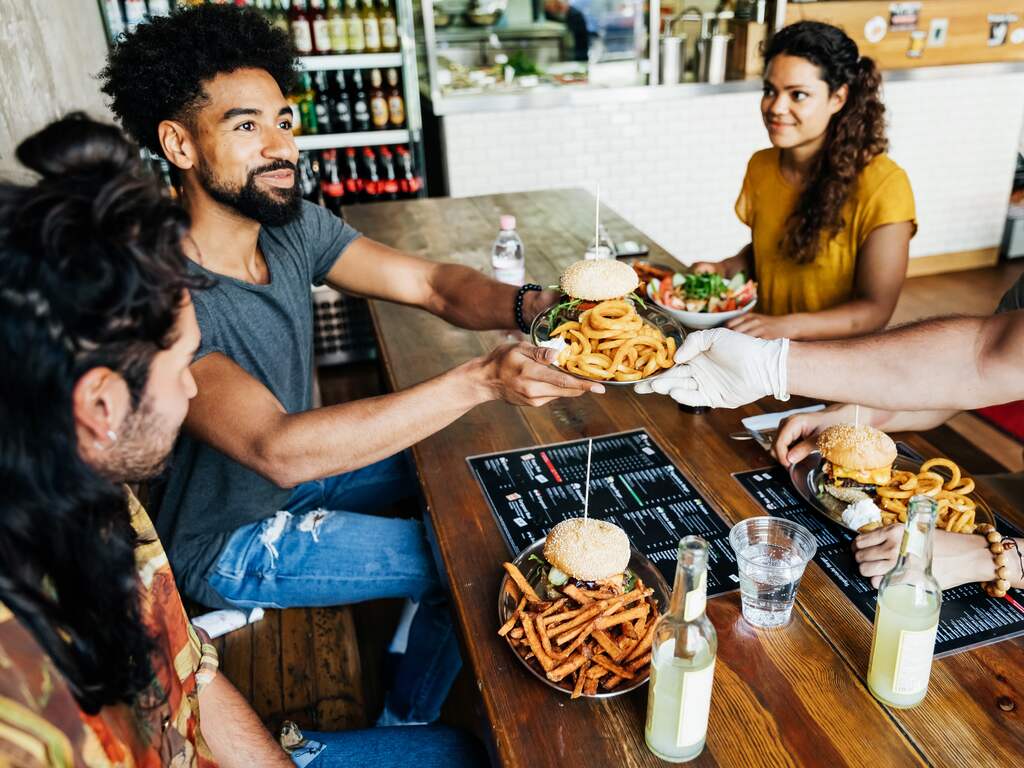 'Straks eerst naar school en einde avondklok, dan winkels en horeca open'