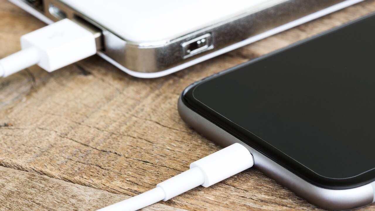 Lifehack Telefoon laadt niet meer op? Zo maak je de