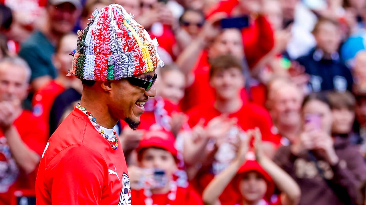 Live huldiging PSV | Spelers laten schaal zien in Philips Stadion