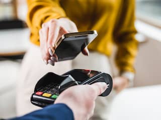 De pinpas verliest het steeds vaker van de telefoon