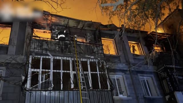 Hulpverleners helpen Oekraïners na Russische droneaanval op Odesa