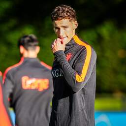 Van Bommel kan als eerste Oranjespeler ooit in voetsporen vader én opa treden