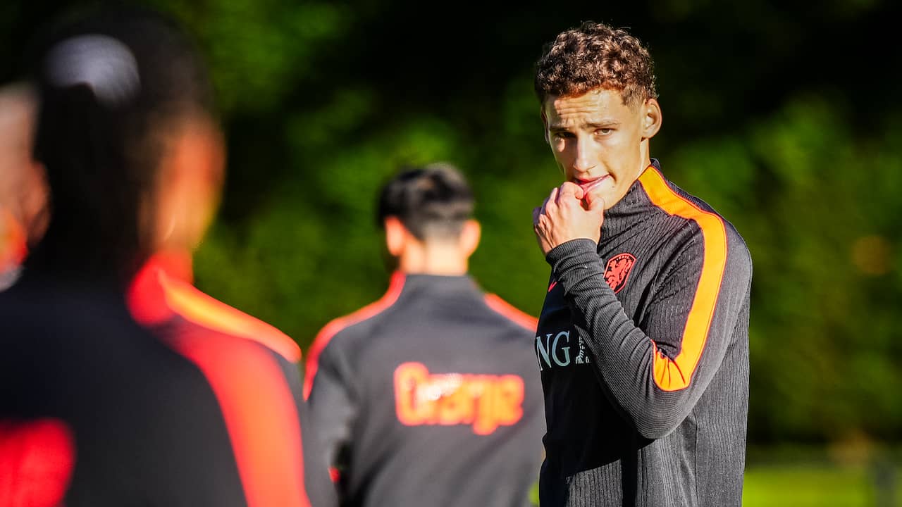 Foto bij Van Bommel kan als eerste Oranjespeler ooit in voetsporen vader én opa treden
