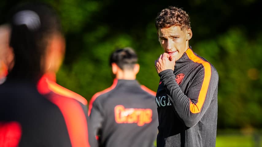 Foto bij Van Bommel kan als eerste Oranjespeler ooit in voetsporen vader én opa treden