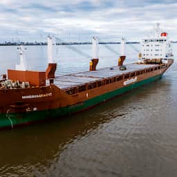 Nederlands vrachtschip bij Jemen wordt weggesleept na Houthi-aanval