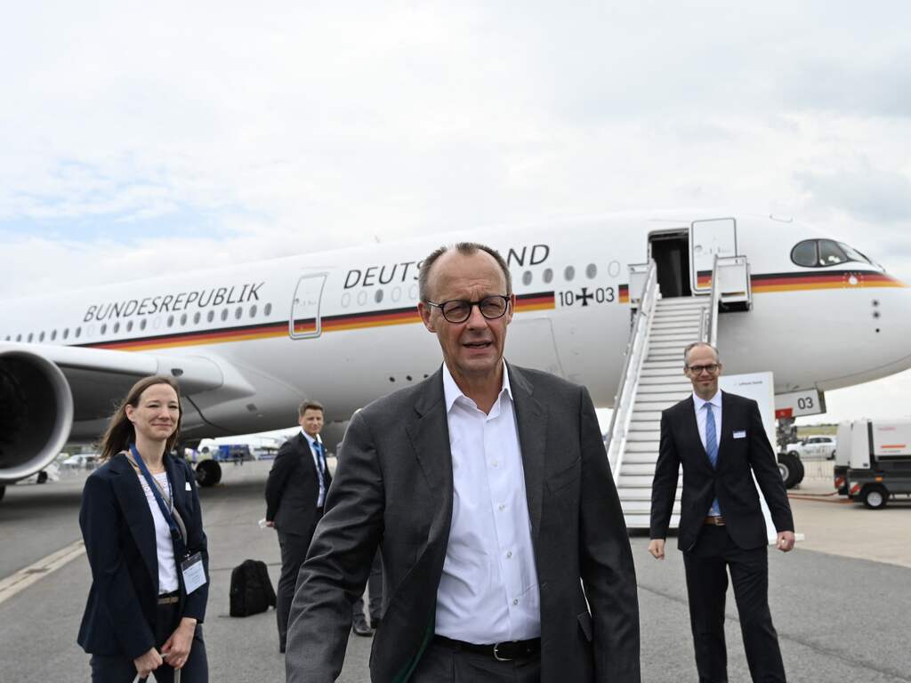 Wie is Friedrich Merz, Merkels tegenpool die na afgang aantreedt?