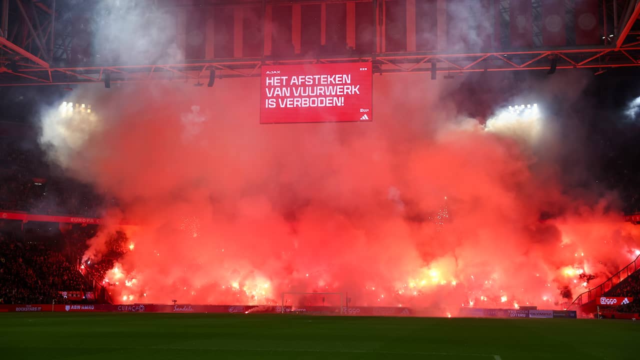 Live Eredivisie | Ajax-FC Groningen stilgelegd vanwege vuurwerk op tribunes