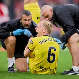 Weer pech voor Van de Beek: middenvelder minimaal half jaar uitgeschakeld