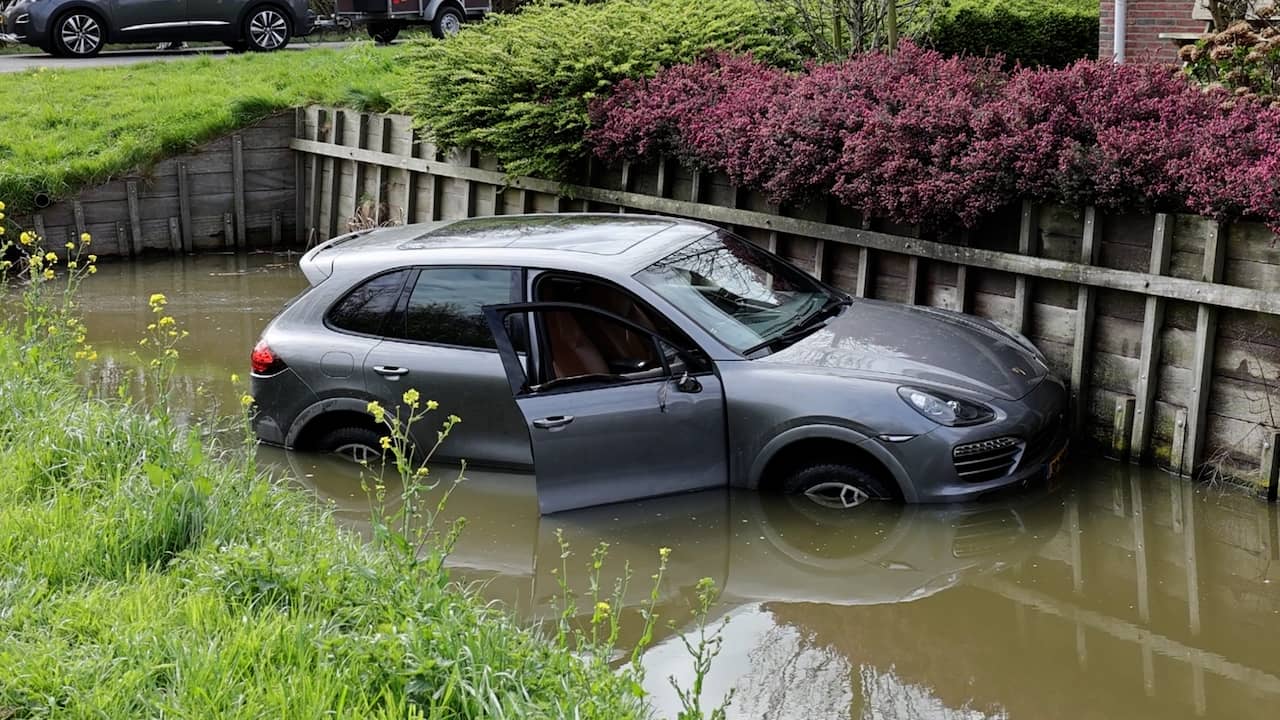 Video | Porsche ligt in sloot na botsing met vuilniswagen in De Lier