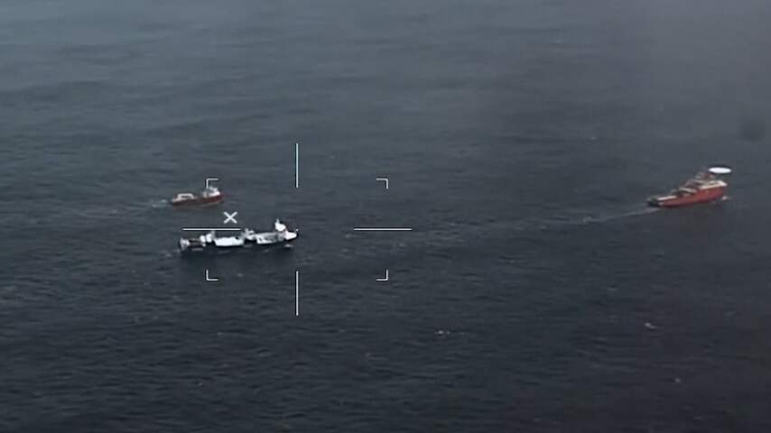 Sleepboten brengen Nederlands vrachtschip naar Noorse haven