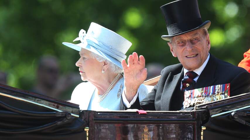 Prins Philip overleden: van grappenmaker tot strikte vader