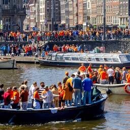 Live Koningsdag | Overvol Amsterdam roept op niet meer naar stad te komen