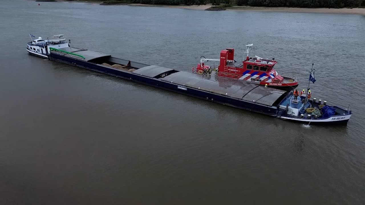 Video | Drone filmt lek geraakt vrachtschip op de Waal