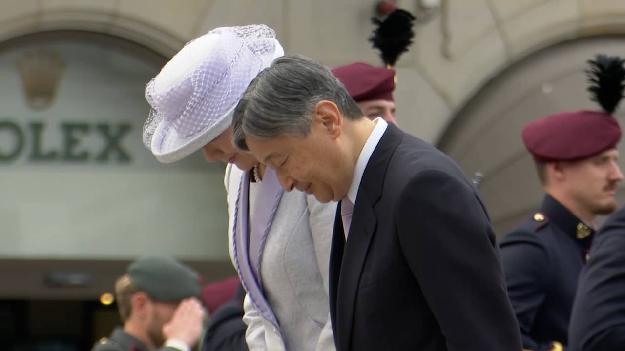 Japanse keizer legt omstreden krans bij Nationaal Monument | NU.nl