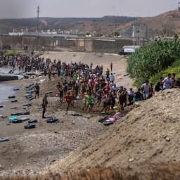 Duizenden migranten dringen Spaanse Ceuta binnen, Spanje zet 60 militairen in