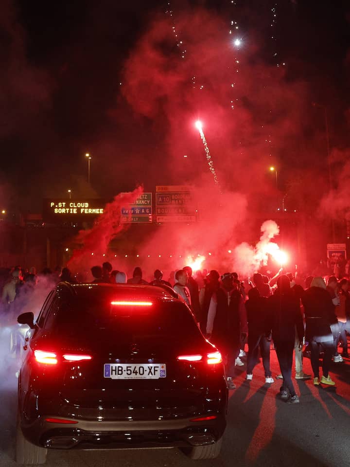 Auto rijdt in op fans in Parijs na zege PSG: 3 gewonden en 43 aanhoudingen