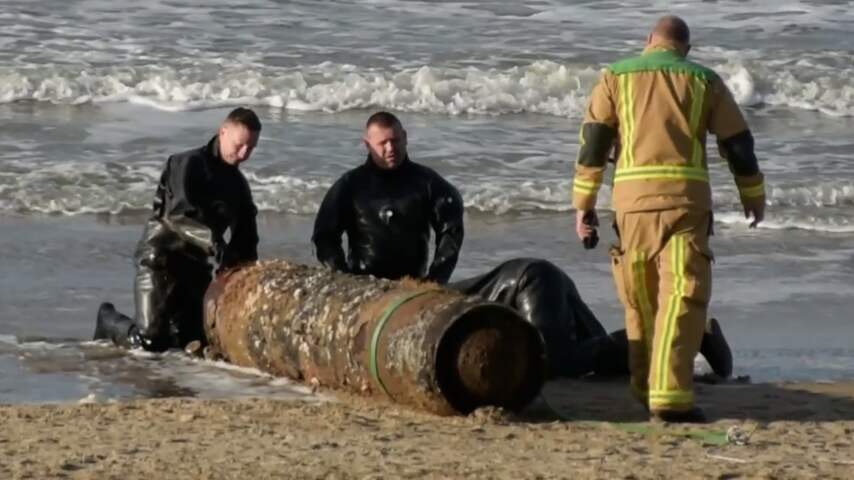 Hulpdiensten trekken voorwerp uit WO II het strand op