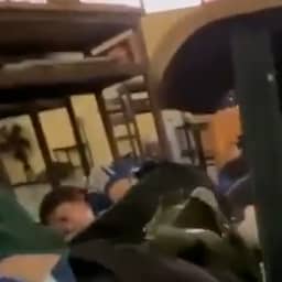 Video | Leerlingen schuilen onder tafels terwijl schoten klinken op Thaise school
