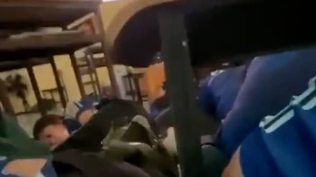 Leerlingen schuilen onder tafels terwijl schoten klinken op Thaise school