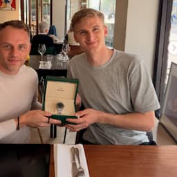 Loek Hartog krijgt Rolex van coureur die hij redde: 'We zijn vrienden geworden'