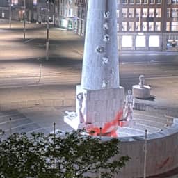 Video | Webcambeelden tonen hoe Monument op de Dam wordt beklad
