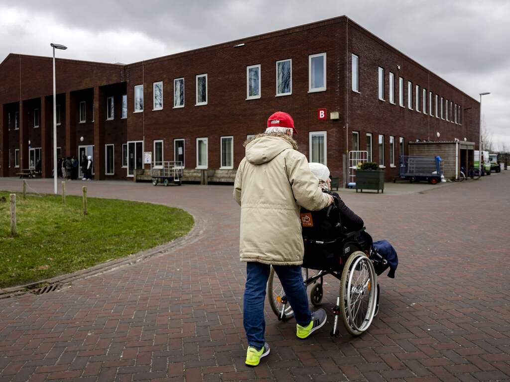 COA kan boete verwachten: weer sliepen meer dan 2.000 asielzoekers in Ter Apel