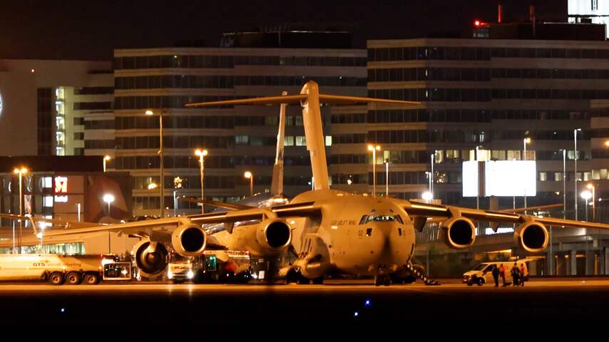Vliegtuig met Nederlandse evacués landt op Schiphol