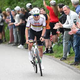 Zeldzame nederlaag Pogacar in Gold Race: 'Ik kraakte wat door de tegenwind'