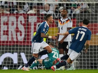 Middenvelder Kourbelis schiet Griekenland naar zege op Duitsland