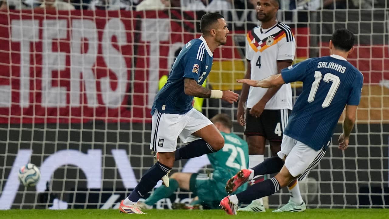 Middenvelder Kourbelis schiet Griekenland naar zege op Duitsland