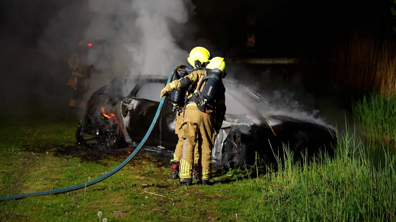 Video | Brandweer blust dure Audi RS6 na crash in Waalwijk