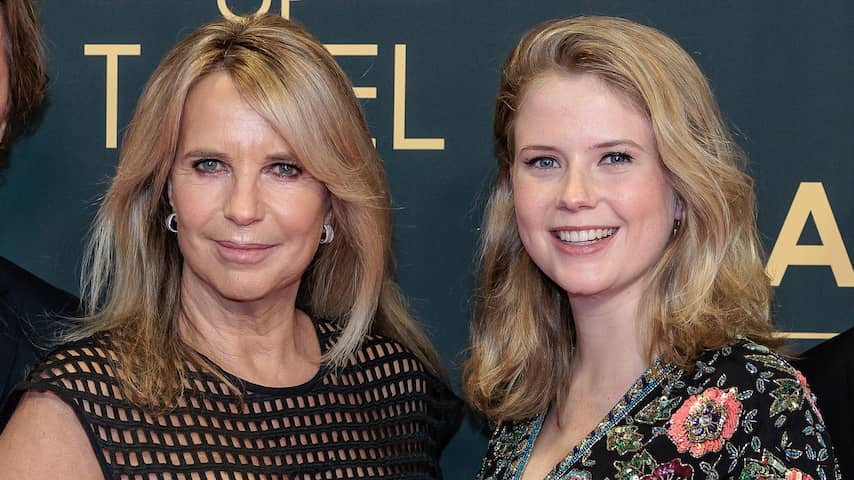 Linda de Mol lacht om bedankspeech dochter Noa Vahle: 'Zelfspot is altijd  goed' | Achterklap | NU.nl