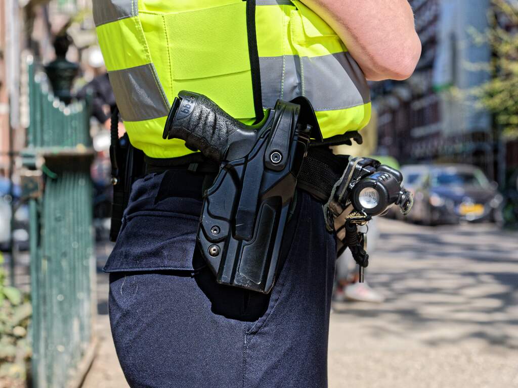 Politie onderzoekt eigen medewerkers die in 'kwaadwillende elite' geloven