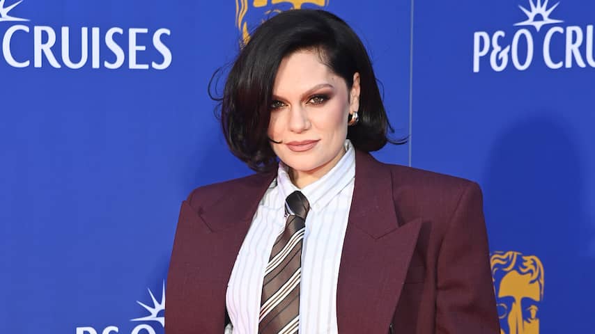 Jessie J opgenomen in ziekenhuis wegens infectie na borstkankeroperatie