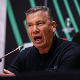 AZ-coach Echteld 'witheet' over laatkomers: 'Deze onzin willen we niet meer'