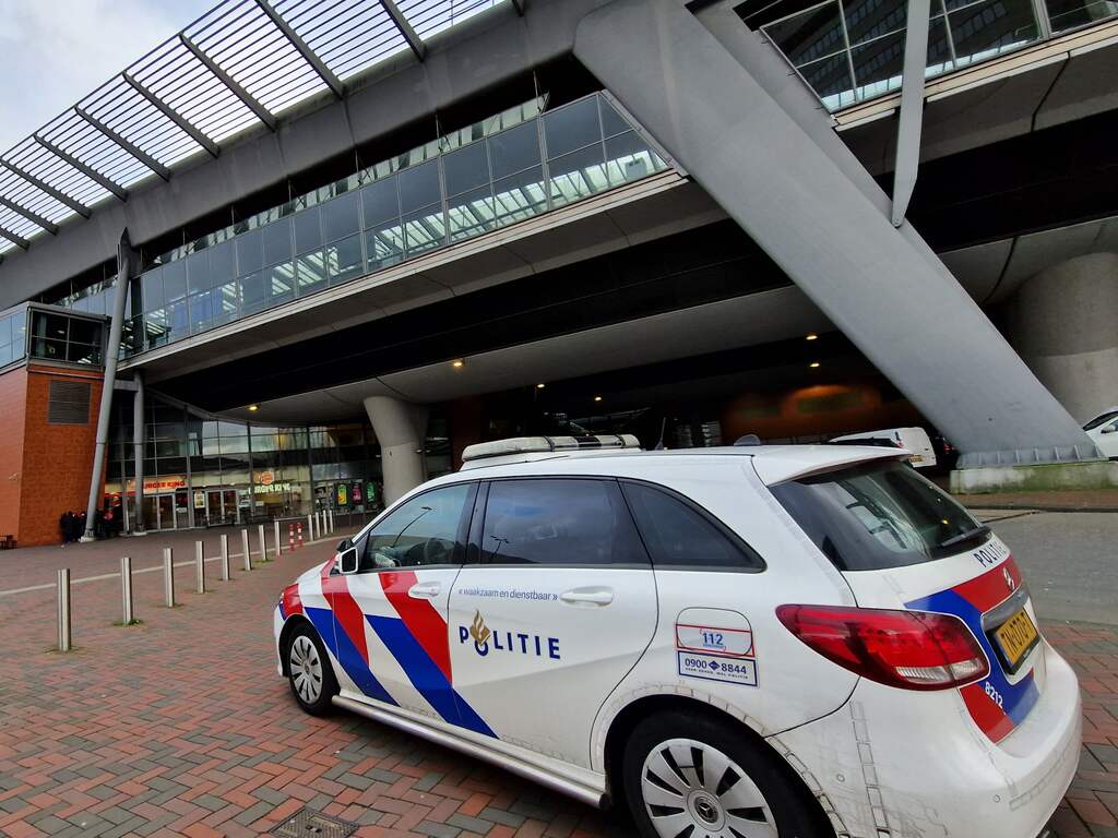 Zes tieners vast voor mishandelen en op spoor duwen persoon bij Bijlmer Arena