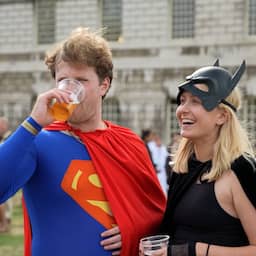 Video | Superman drinkt een biertje met Batwoman bij recordpoging