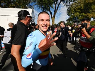 Evenepoel evenaart record met vierde wereldtitel tijdrijden, Hoole negende