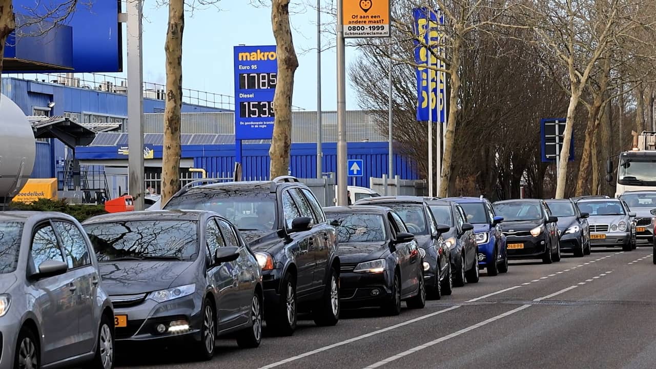 Video | Files bij tankstation in Delft door accijnsverhoging