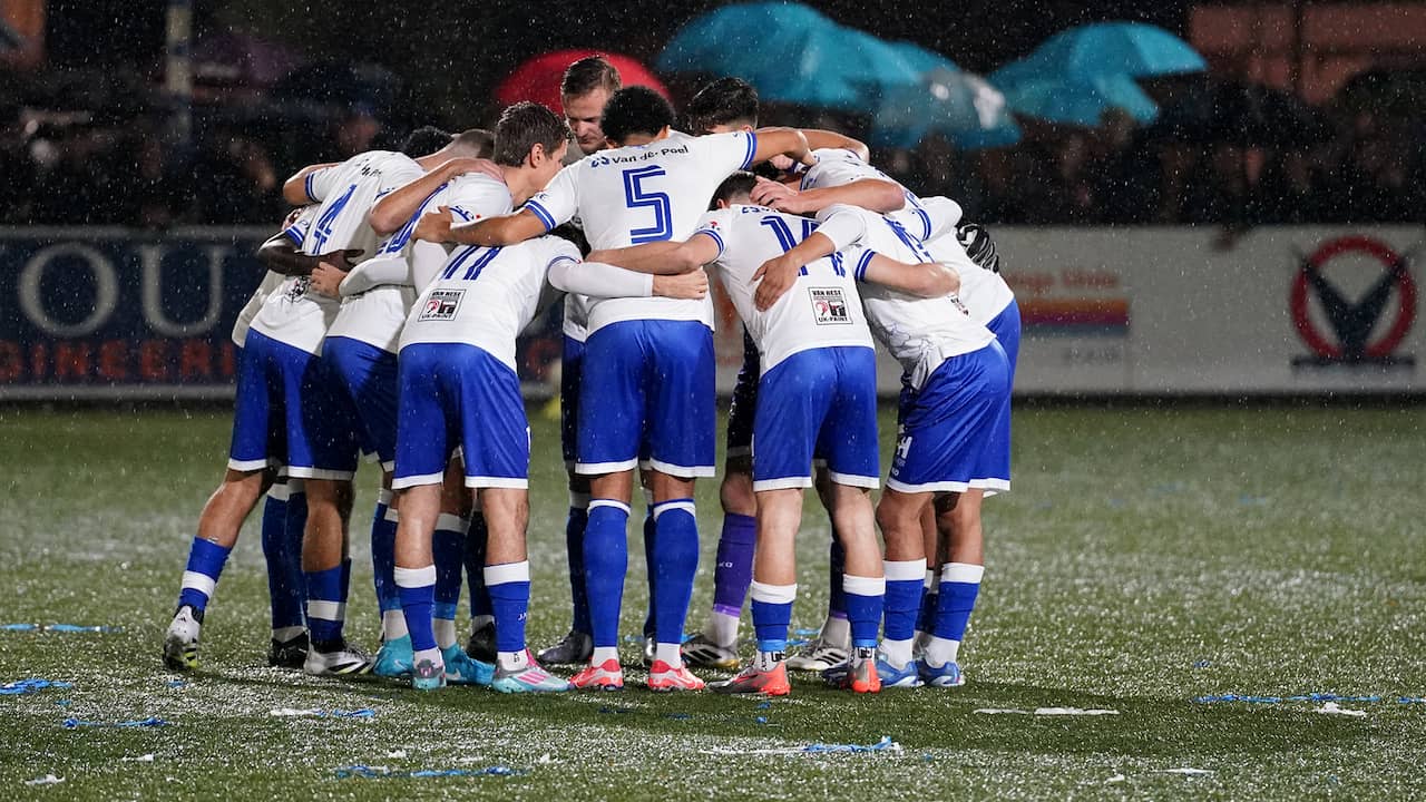 Live KNVB-beker | Hoek-Eindhoven stilgelegd na vuurwerk, racisme in Genemuiden