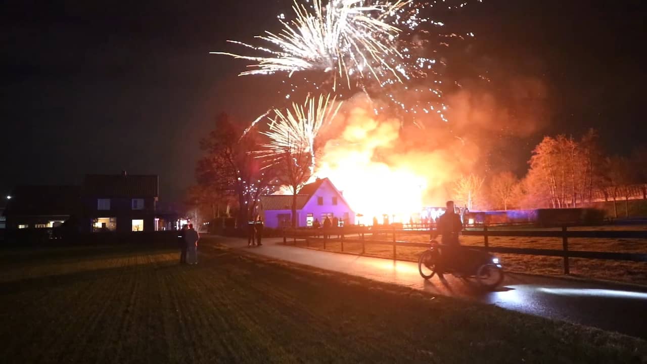 Video | Vuurwerk schiet uit brandende schuur in Lunteren