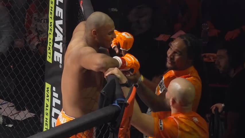 Ex-kickbokser Rigters en ex-judoka Meyer winnen binnen minuut bij MMA-debuut