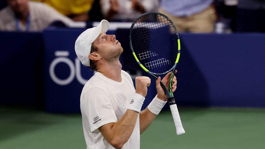 Foto bij Van de Zandschulp haalt kwartfinale op US Open na lange vijfsetter van vijf uur